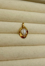 Load image into Gallery viewer, 18K Cats Eye Pendant