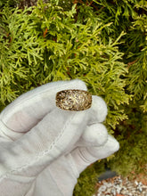 Load image into Gallery viewer, 10K Floral Design Ring
