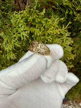Load image into Gallery viewer, 10K Floral Design Ring
